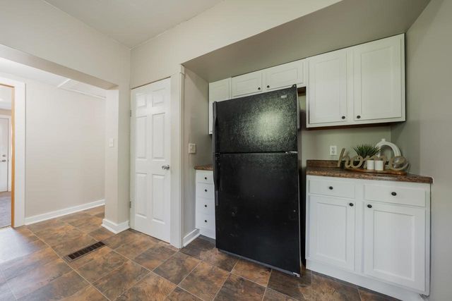 1420 S DIVISION STREET, New London, WI 54961
