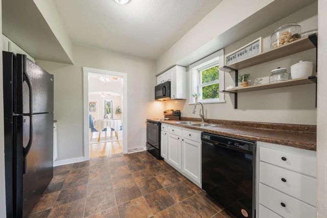 1420 S DIVISION STREET, New London, WI 54961