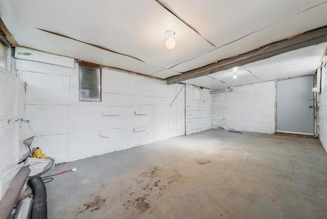 1420 S DIVISION STREET, New London, WI 54961