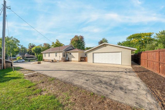 1420 S DIVISION STREET, New London, WI 54961