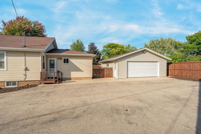 1420 S DIVISION STREET, New London, WI 54961