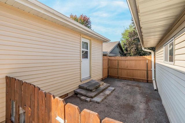 1420 S DIVISION STREET, New London, WI 54961