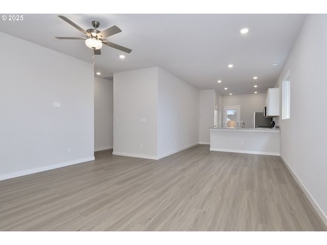 1136 PARKSIDE Ave, Woodburn, OR 97071