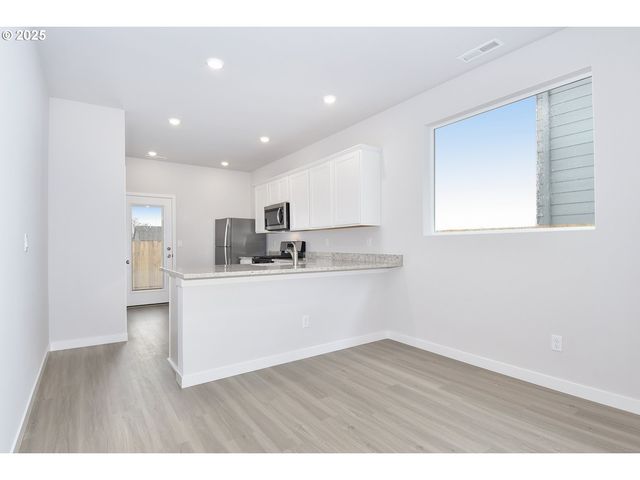 1136 PARKSIDE Ave, Woodburn, OR 97071