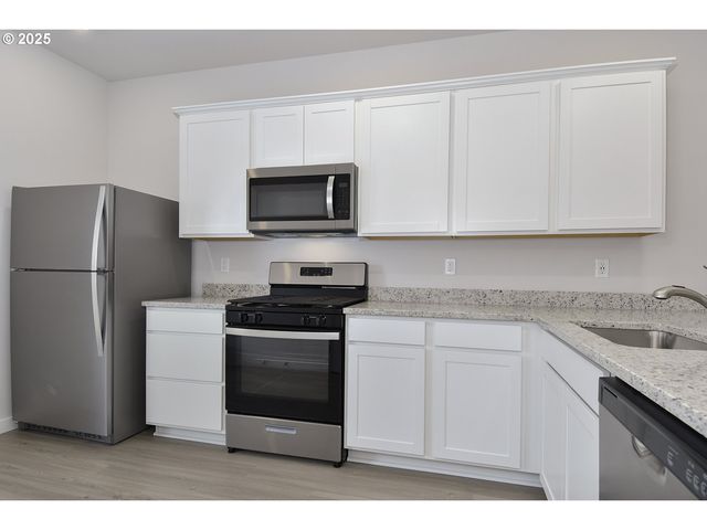 1136 PARKSIDE Ave, Woodburn, OR 97071