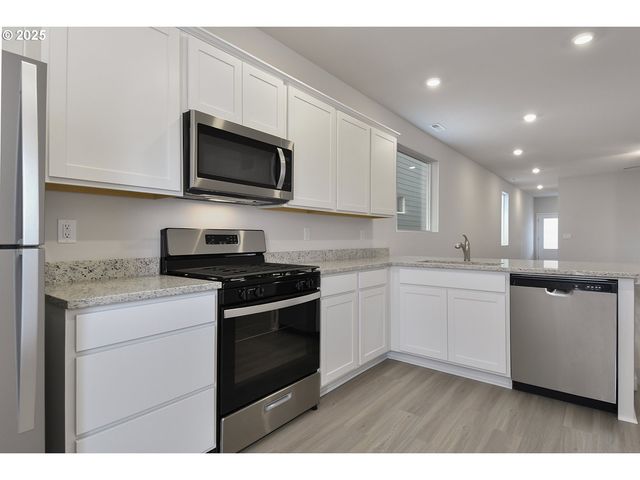 1136 PARKSIDE Ave, Woodburn, OR 97071