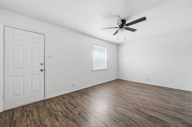 6833 S Creek Drive, Fort Worth, TX 76133