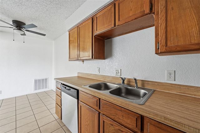 6833 S Creek Drive, Fort Worth, TX 76133