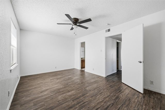 6833 S Creek Drive, Fort Worth, TX 76133