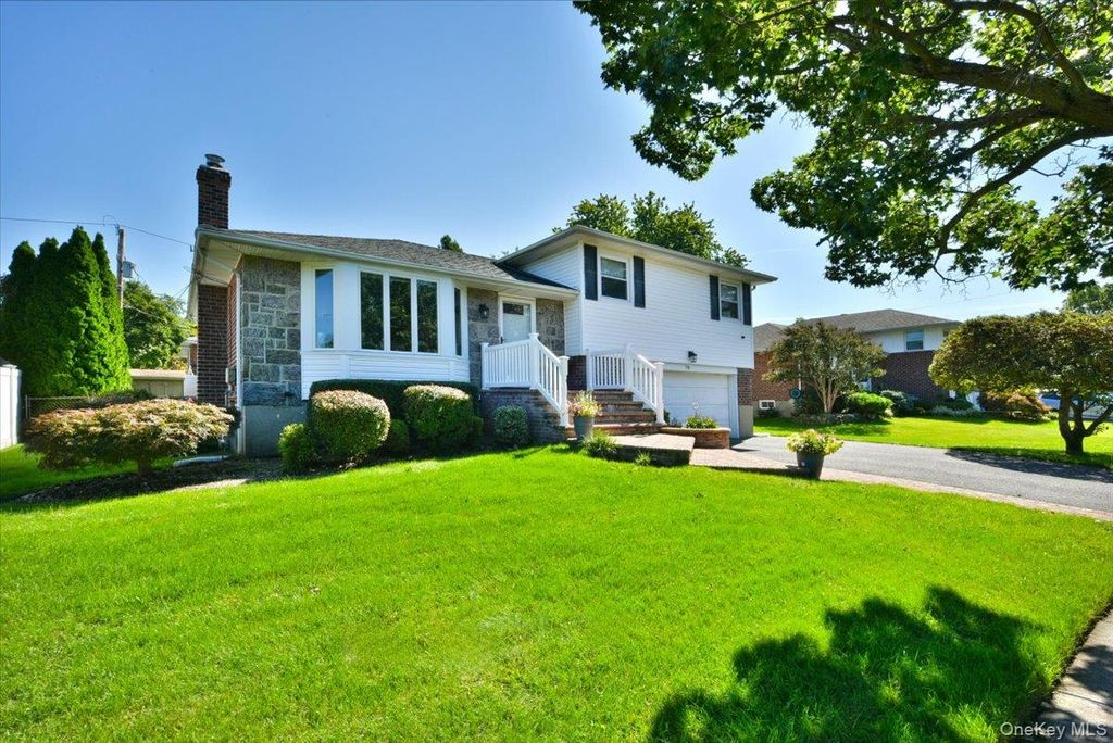 70 Glenwood Road, Plainview, NY 11803 — photo 2