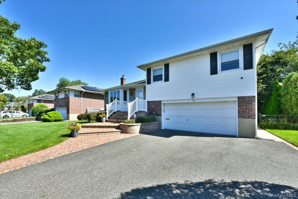 70 Glenwood Road, Plainview, NY 11803 — photo 3