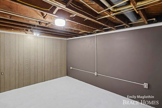 9422 Sparta Avenue NW, Sparta, MI 49345