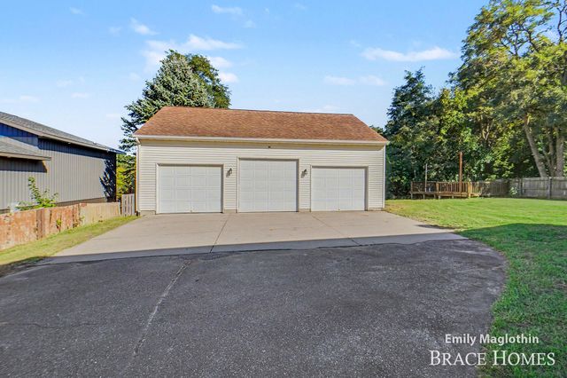 9422 Sparta Avenue NW, Sparta, MI 49345