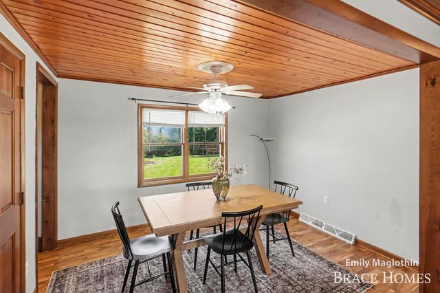 9422 Sparta Avenue NW, Sparta, MI 49345