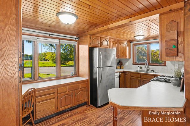 9422 Sparta Avenue NW, Sparta, MI 49345
