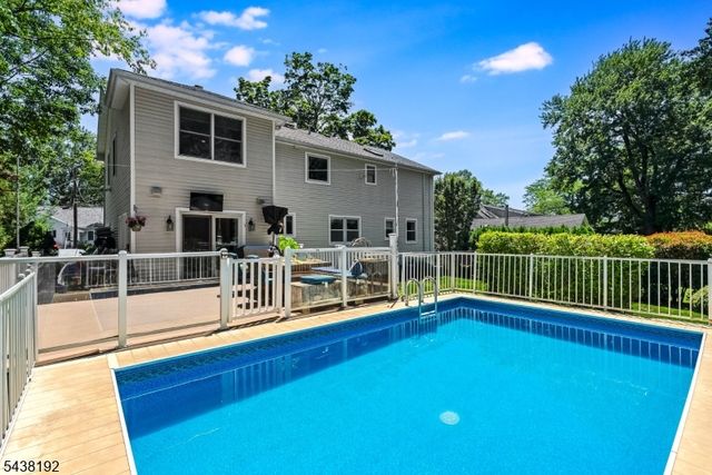 15 Harvey Dr, Summit City, NJ 07901