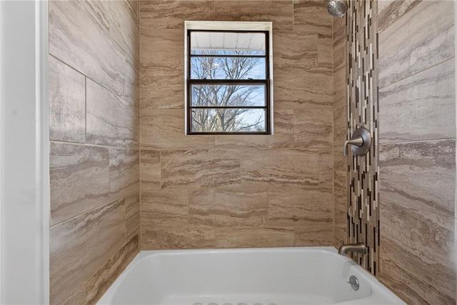 309 SE Avon Street, Blue Springs, MO 64014