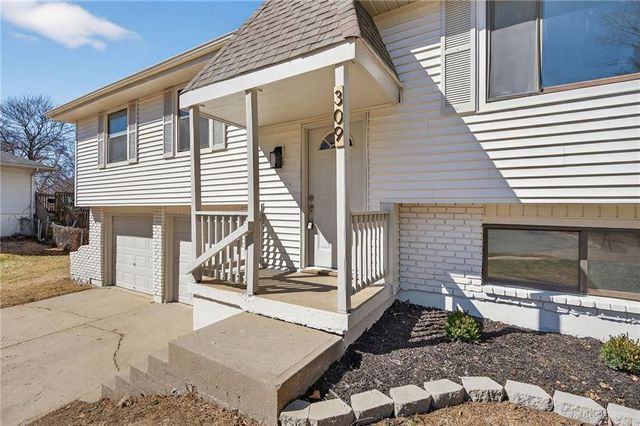 309 SE Avon Street, Blue Springs, MO 64014