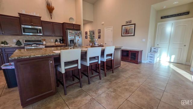5521 Black Pearl Court, Bakersfield, CA 93313