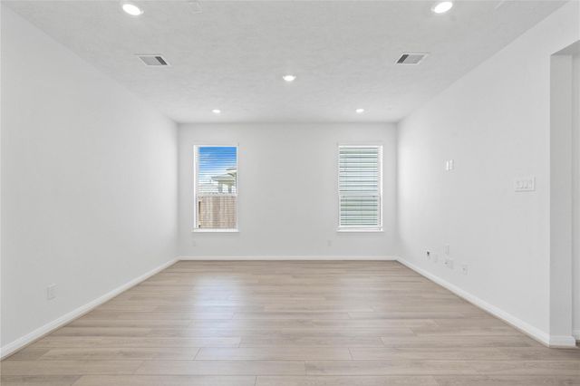 5514 Blackbird Lane, Hitchcock, TX 77563