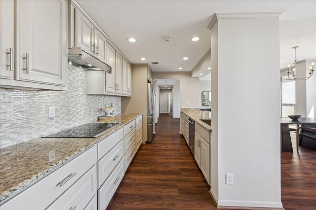 49 Briar Hollow Lane Lane 1004, Houston, TX 77027