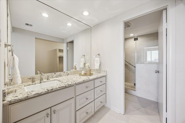 49 Briar Hollow Lane Lane 1004, Houston, TX 77027