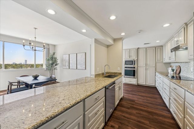 49 Briar Hollow Lane Lane 1004, Houston, TX 77027