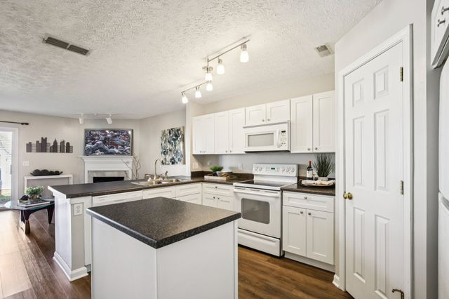 3247 Harpeth Springs Dr, Nashville, TN 37221