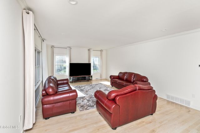 11 Gabby Court, Colonie, NY 12309