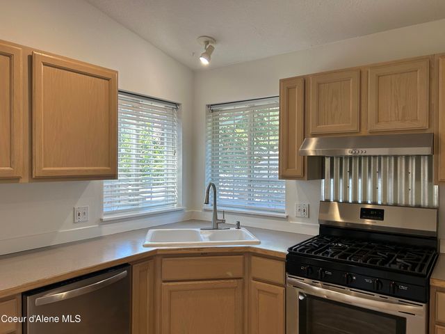 202 S HARBOR PARK CT, Post Falls, ID 83854