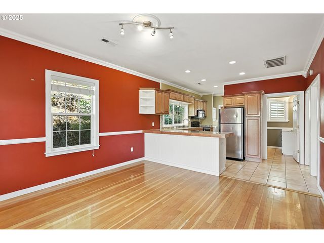 608 E 4TH St, The Dalles, OR 97058
