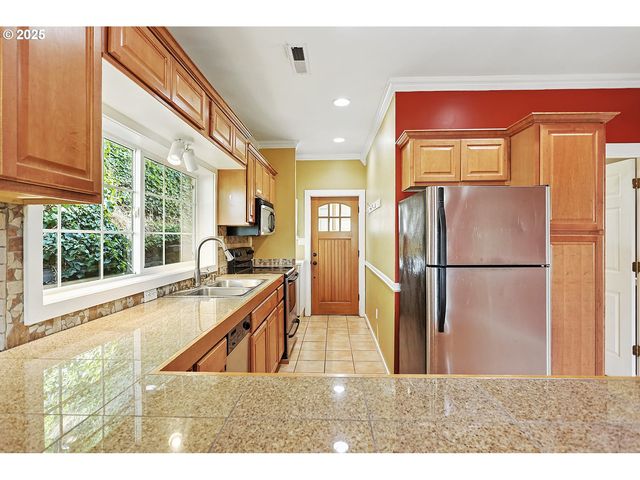 608 E 4TH St, The Dalles, OR 97058