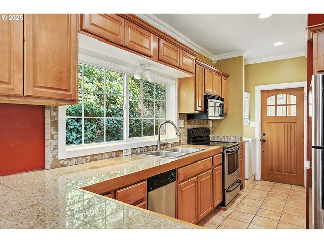 608 E 4TH St, The Dalles, OR 97058