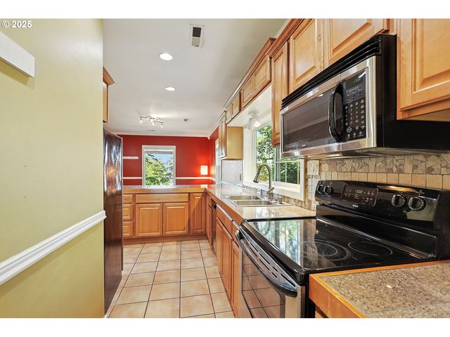 608 E 4TH St, The Dalles, OR 97058