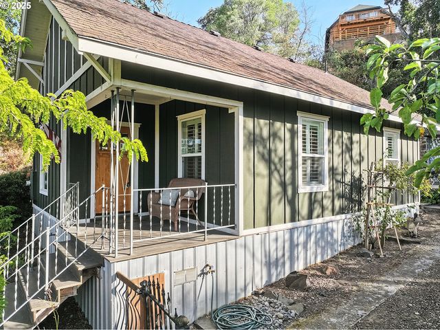 608 E 4TH St, The Dalles, OR 97058