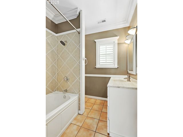 608 E 4TH St, The Dalles, OR 97058