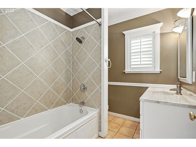 608 E 4TH St, The Dalles, OR 97058