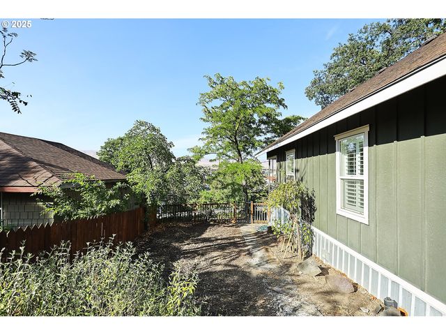 608 E 4TH St, The Dalles, OR 97058