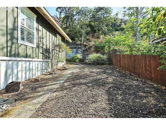 608 E 4TH St, The Dalles, OR 97058
