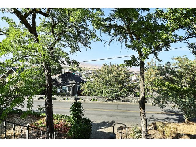608 E 4TH St, The Dalles, OR 97058
