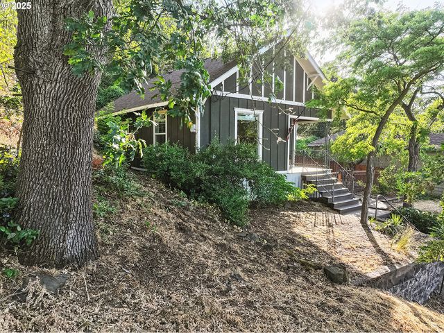 608 E 4TH St, The Dalles, OR 97058
