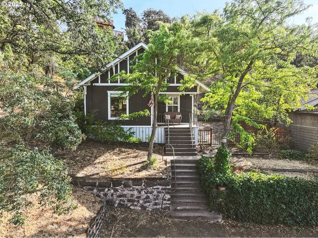 608 E 4TH St, The Dalles, OR 97058
