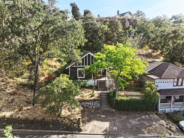 608 E 4TH St, The Dalles, OR 97058