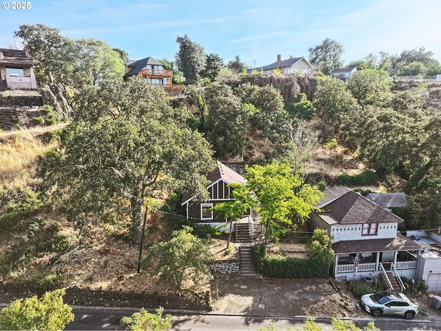 608 E 4TH St, The Dalles, OR 97058