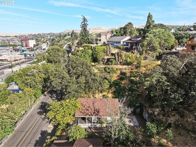 608 E 4TH St, The Dalles, OR 97058