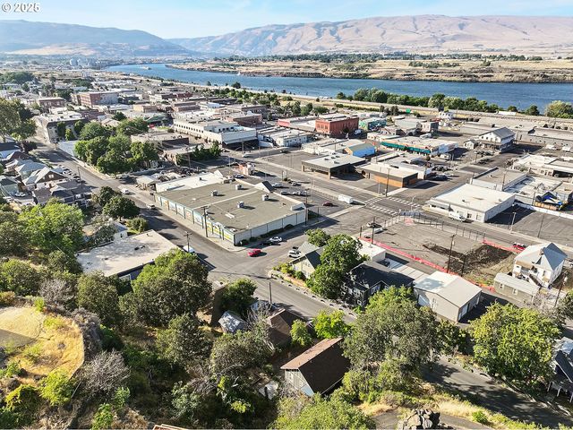 608 E 4TH St, The Dalles, OR 97058