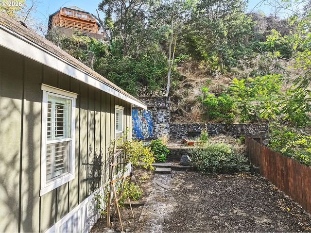 608 E 4TH St, The Dalles, OR 97058