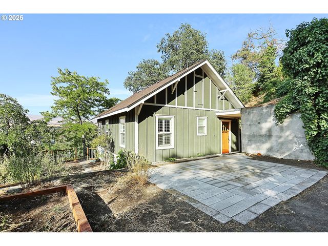 608 E 4TH St, The Dalles, OR 97058