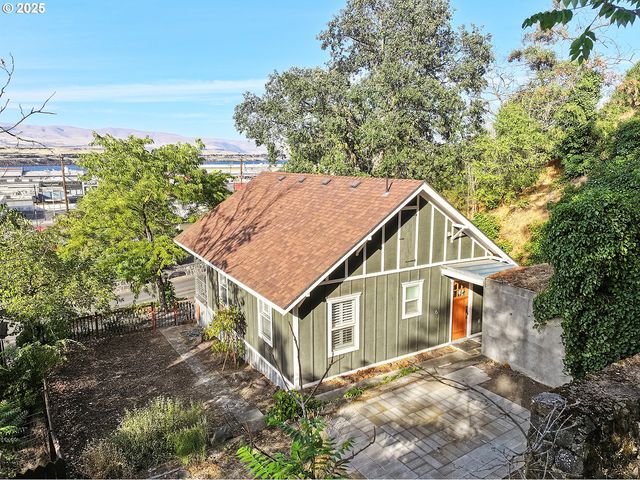 608 E 4TH St, The Dalles, OR 97058
