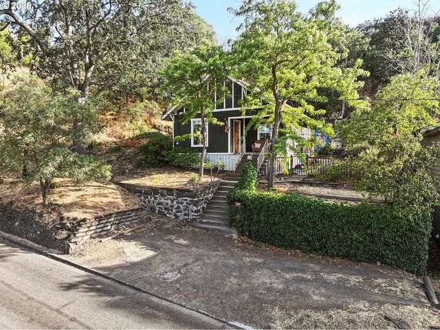 608 E 4TH St, The Dalles, OR 97058